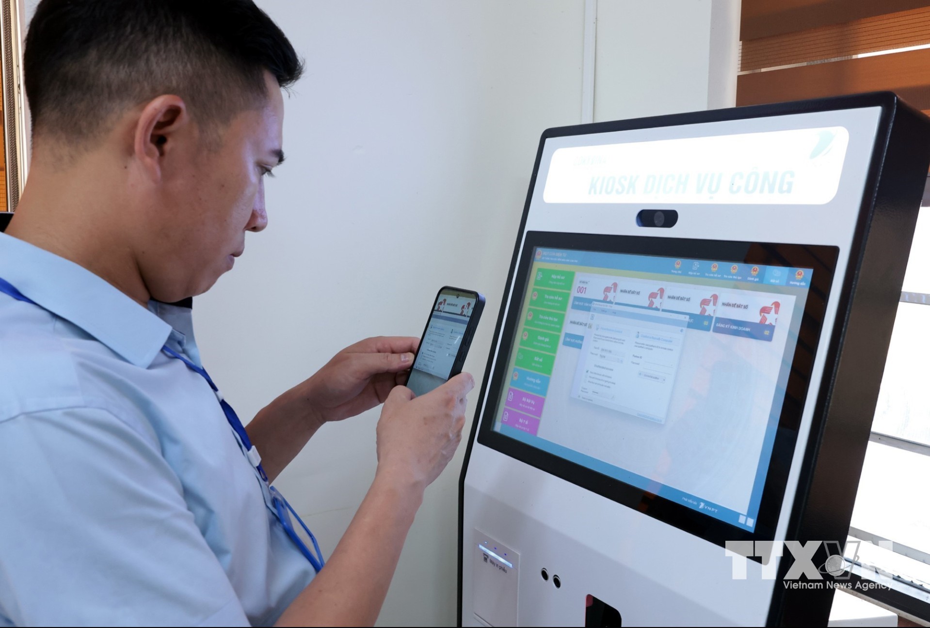 Kios hành chính thông minh tại Trung tâm Phục vụ hành chính công xã Phong Nha giúp người dân tự thực hiện các thủ tục hành chính. (Ảnh: Trần Việt/TTXVN)
